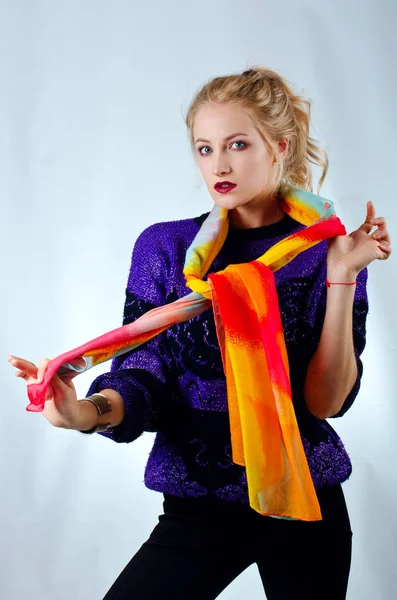 Menina bonita em cachecol colorido — Fotografia de Stock