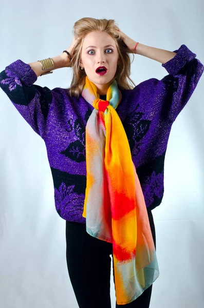 Hermosa chica en bufanda de colores —  Fotos de Stock