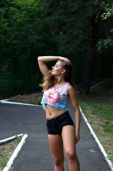 kaykay ile güzel kız