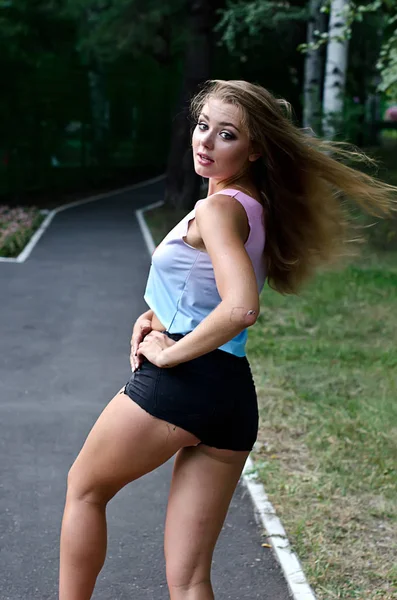 Beautiful girl with skateboard — Stock Photo, Image