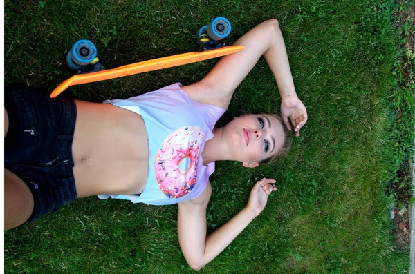 Όμορφη κοπέλα με skateboard — Φωτογραφία Αρχείου