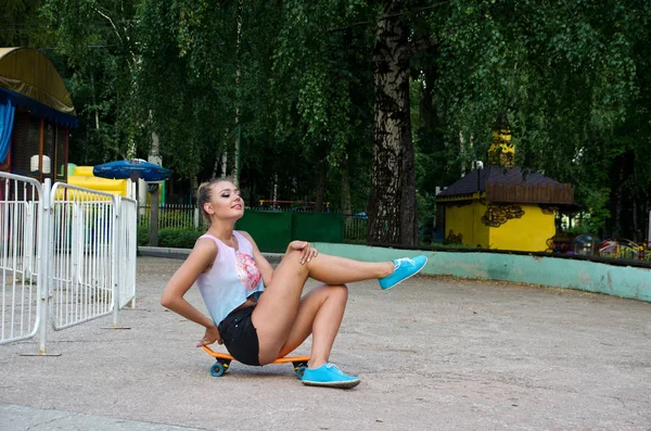 Belle fille avec planche à roulettes — Photo