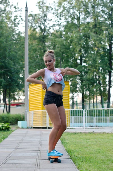 Belle fille avec planche à roulettes — Photo