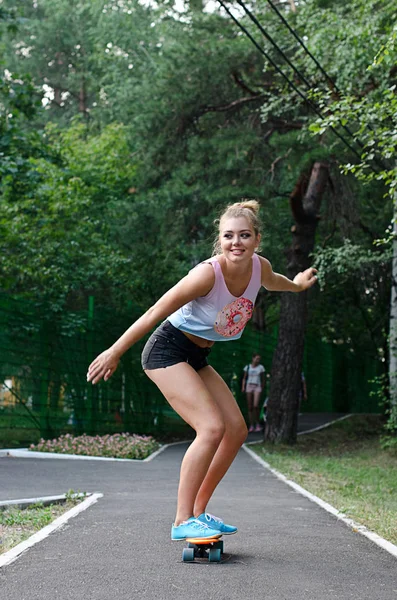 Bella ragazza con skateboard — Foto Stock