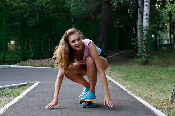 Beautiful girl with skateboard — Stock Photo, Image