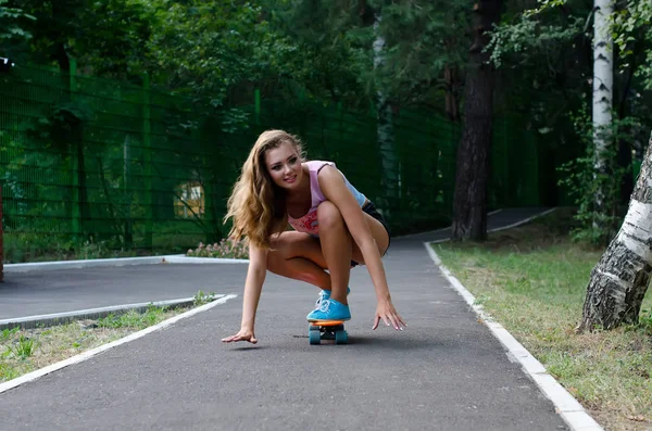 Mooi meisje met skateboard — Stockfoto