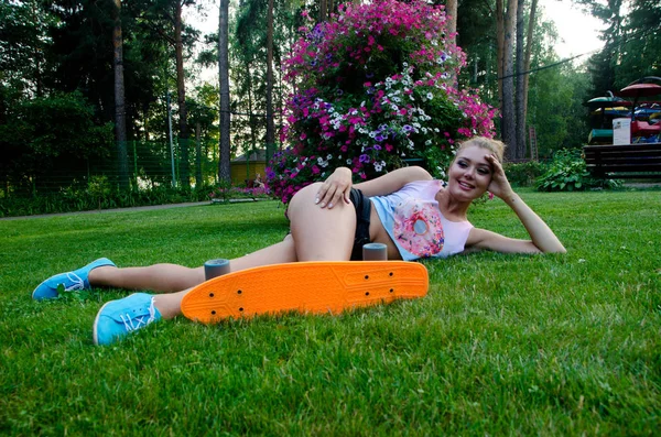 Όμορφη κοπέλα με skateboard — Φωτογραφία Αρχείου