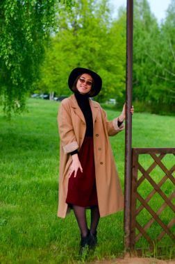 kış ceket parkta kız