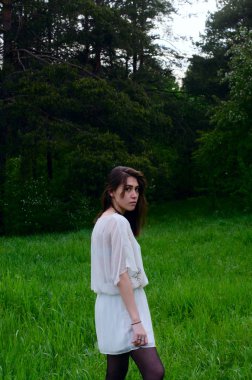 kız beyaz ışık ceketli