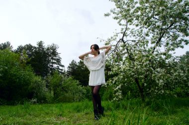 kız beyaz ışık ceketli