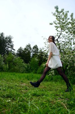 kız beyaz ışık ceketli