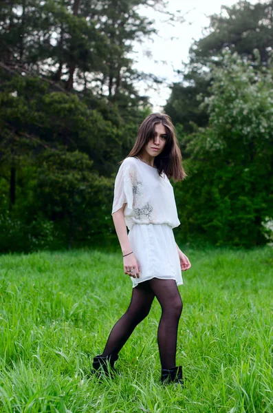 Dívka v bílé lehké sako — Stock fotografie