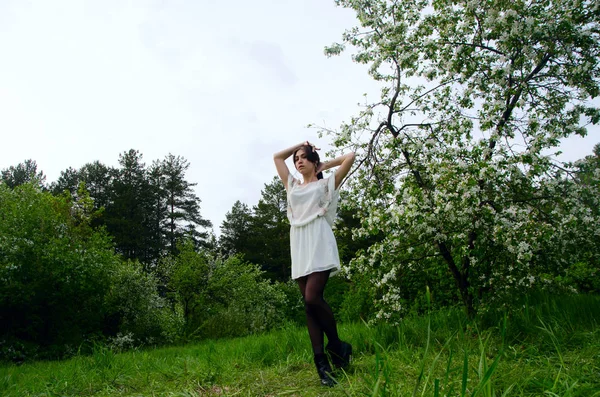 Das Mädchen in der weißen hellen Jacke — Stockfoto