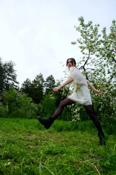 kız beyaz ışık ceketli