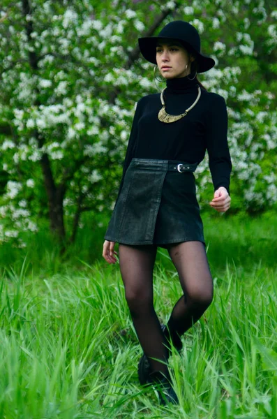 Dívka v černém saku — Stock fotografie