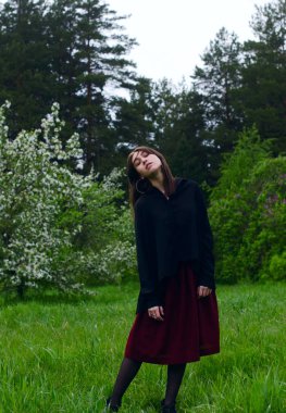 kız siyah gömlekli