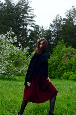 kız siyah gömlekli