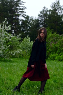 kız siyah gömlekli