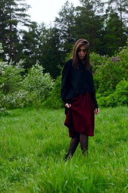 kız siyah gömlekli