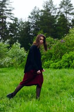 kız siyah gömlekli