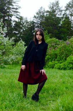 kız siyah gömlekli