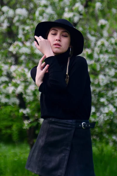 Menina em casaco preto — Fotografia de Stock