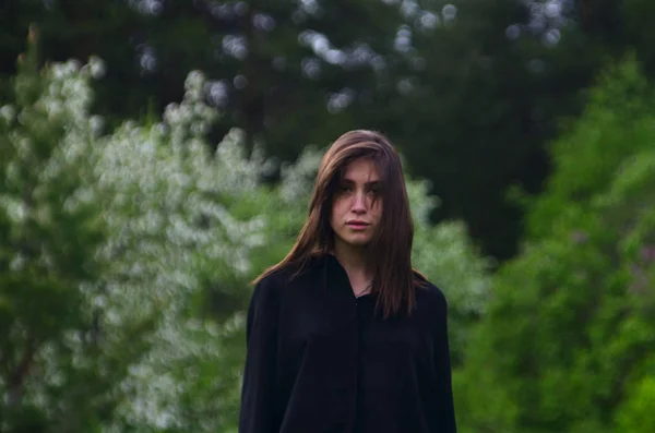 Het meisje in het zwart shirt — Stockfoto