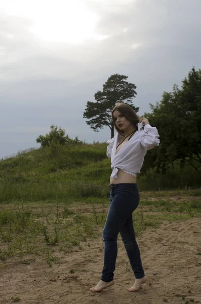 Kız Beyaz gömlekli