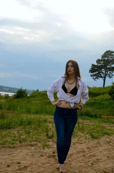 Kız Beyaz gömlekli