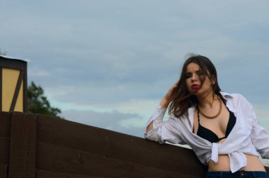 Kız Beyaz gömlekli