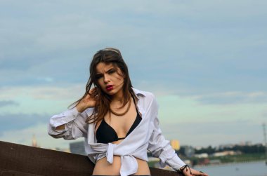 Kız Beyaz gömlekli