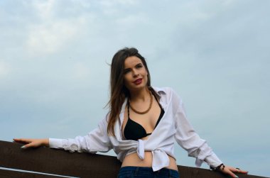 Kız Beyaz gömlekli