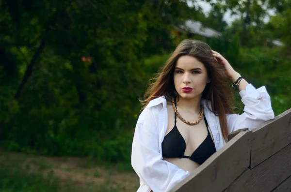 A menina com a camisa branca — Fotografia de Stock