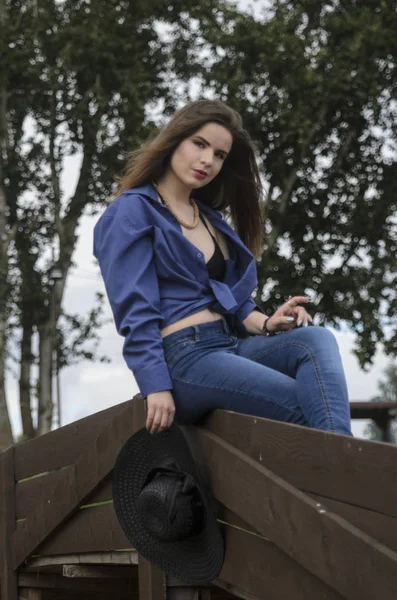 A menina na camisa azul — Fotografia de Stock