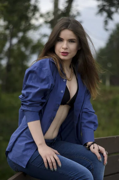 Flickan i den blå skjortan — Stockfoto
