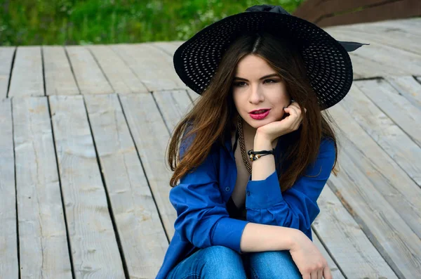 La chica de la camisa azul — Foto de Stock