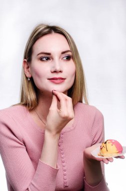 pasta ile güzel kız