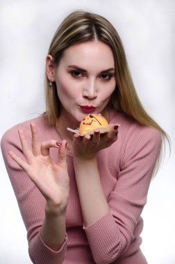 pasta ile güzel kız