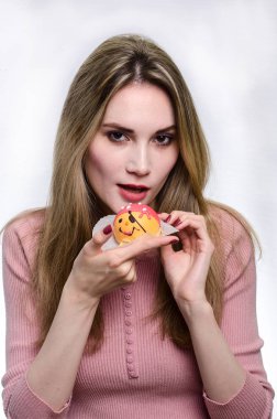 pasta ile güzel kız