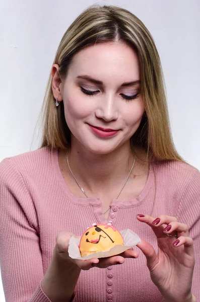 Schönes Mädchen mit Kuchen — Stockfoto