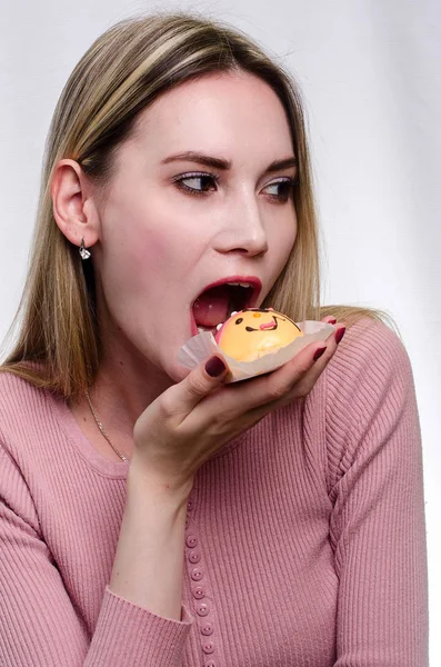 Hermosa chica con pastel — Foto de Stock