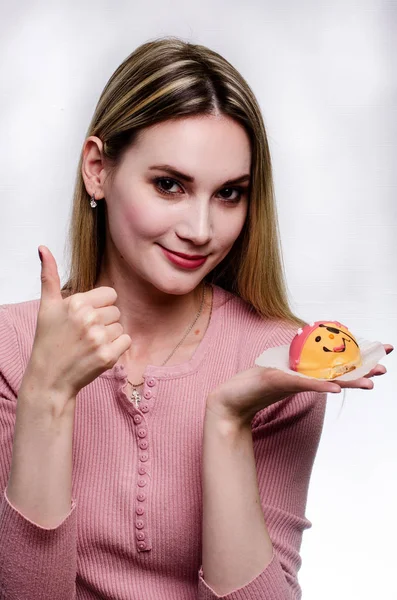 Mooi meisje met cake — Stockfoto