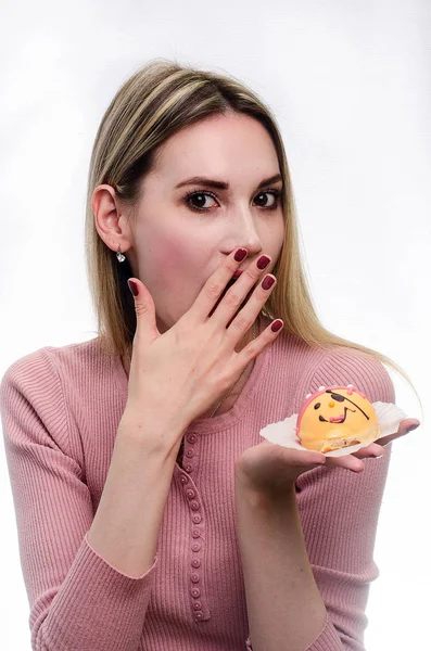 Schönes Mädchen mit Kuchen — Stockfoto