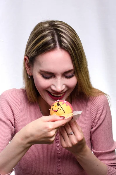 Mooi meisje met cake — Stockfoto