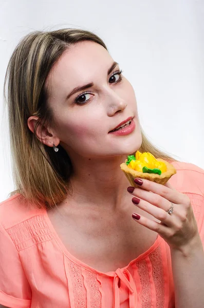 Beautiful girl with cake — Stock Photo, Image