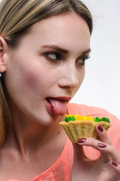 Bella ragazza con torta — Foto Stock