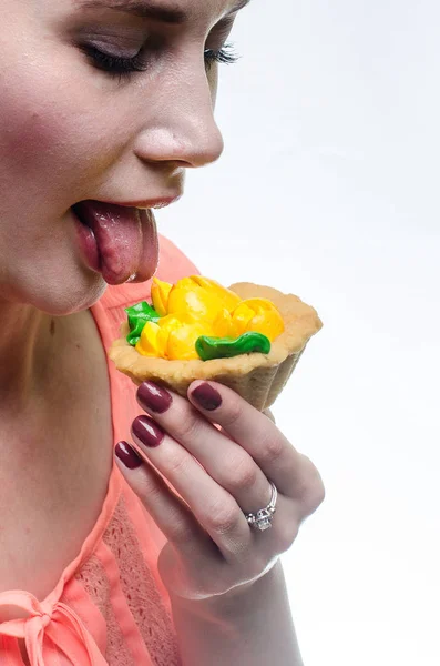 Bella ragazza con torta — Foto Stock