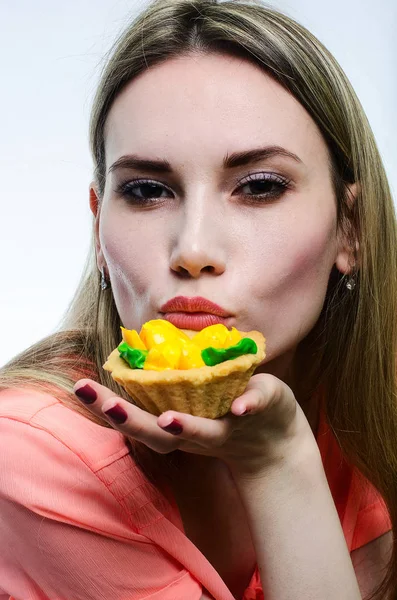 Mooi meisje met cake — Stockfoto