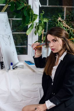 çizim araçları ile güzel kız