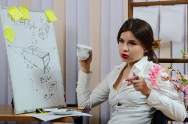 çizim araçları ile güzel kız